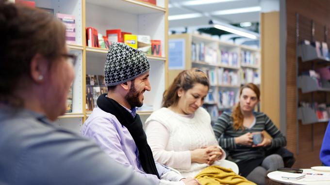 Kirjasto kutsuu yhteisiin lukuhetkiin – monella kielellä | Libraries invite you to share reading moments – in many languages